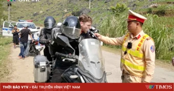 CSGT tỉnh Tuyên Quang kiểm tra nồng độ cồn du khách nước ngoài trên cung đường vùng cao