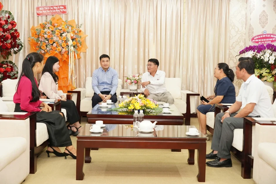 CSGT TP.HCM, BHXH TP.HCM thăm, chúc mừng Báo Pháp Luật TP.HCM nhân ngày Báo chí Cách mạng Việt Nam CSGT TP.HCM, BHXH TP.HCM thăm, chúc mừng Báo Pháp Luật TP.HCM nhân ngày Báo chí Cách mạng Việt Nam