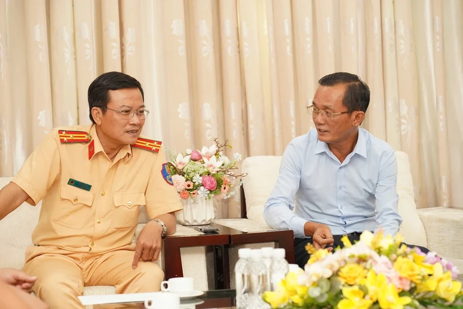 CSGT TP.HCM, BHXH TP.HCM thăm, chúc mừng Báo Pháp Luật TP.HCM nhân ngày Báo chí Cách mạng Việt Nam CSGT TP.HCM, BHXH TP.HCM thăm, chúc mừng Báo Pháp Luật TP.HCM nhân ngày Báo chí Cách mạng Việt Nam