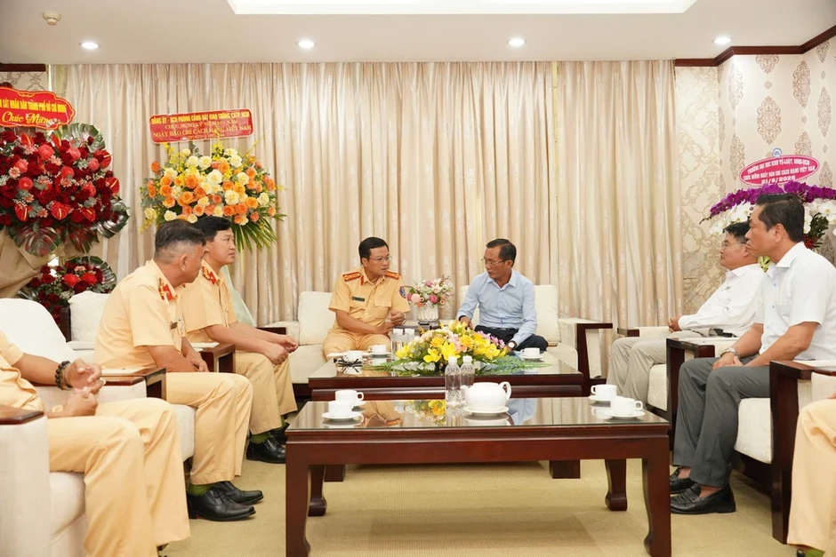 CSGT TP.HCM, BHXH TP.HCM thăm, chúc mừng Báo Pháp Luật TP.HCM nhân ngày Báo chí Cách mạng Việt Nam CSGT TP.HCM, BHXH TP.HCM thăm, chúc mừng Báo Pháp Luật TP.HCM nhân ngày Báo chí Cách mạng Việt Nam