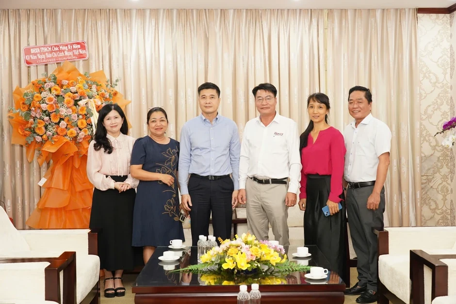 CSGT TP.HCM, BHXH TP.HCM thăm, chúc mừng Báo Pháp Luật TP.HCM nhân ngày Báo chí Cách mạng Việt Nam CSGT TP.HCM, BHXH TP.HCM thăm, chúc mừng Báo Pháp Luật TP.HCM nhân ngày Báo chí Cách mạng Việt Nam
