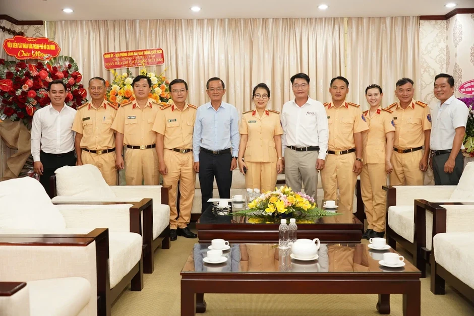 CSGT TP.HCM, BHXH TP.HCM thăm, chúc mừng Báo Pháp Luật TP.HCM nhân ngày Báo chí Cách mạng Việt Nam CSGT TP.HCM, BHXH TP.HCM thăm, chúc mừng Báo Pháp Luật TP.HCM nhân ngày Báo chí Cách mạng Việt Nam