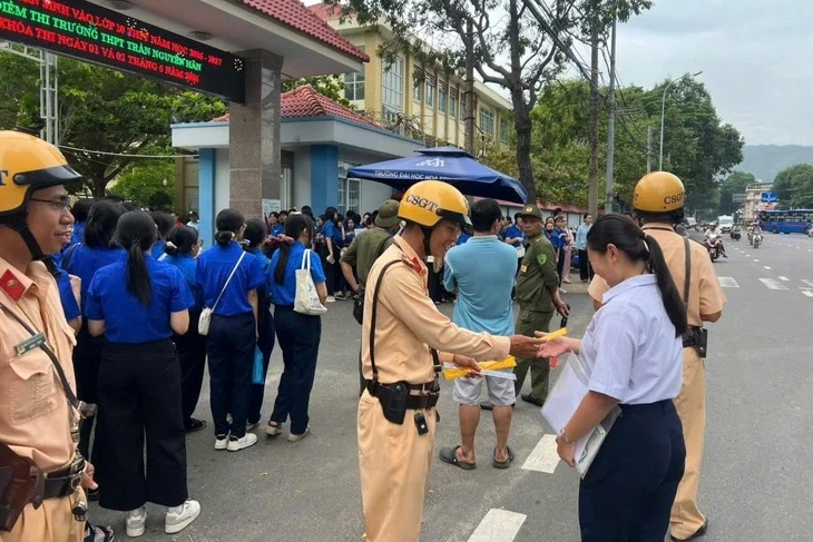 CSGT TP.HCM đảm bảo giao thông, phục vụ kỳ thi tuyển sinh lớp 10 năm học 2026-2027 CSGT TP.HCM đảm bảo giao thông, phục vụ kỳ thi tuyển sinh lớp 10 năm học 2026-2027