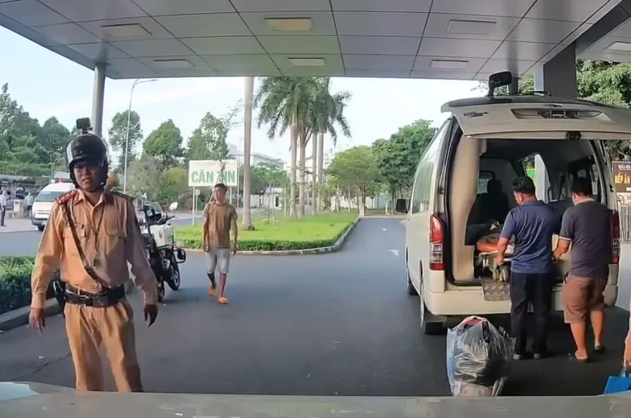 CSGT TPHCM dẫn đường gần 40km, đưa người đau tim đi cấp cứu CSGT TPHCM dẫn đường gần 40km, đưa người đau tim đi cấp cứu