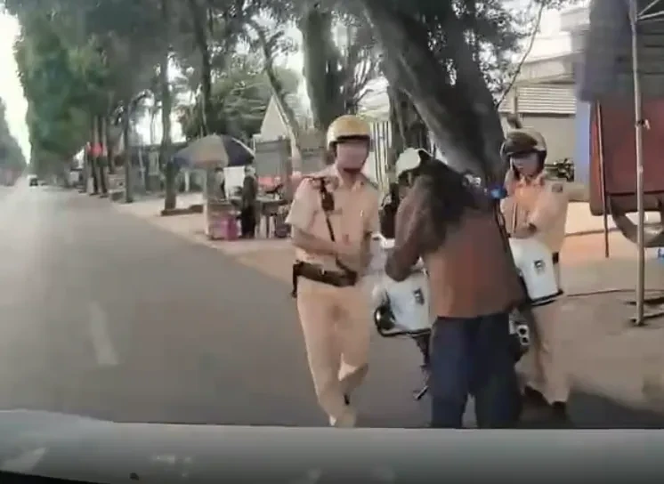 CSGT TPHCM dẫn đường gần 40km, đưa người đau tim đi cấp cứu CSGT TPHCM dẫn đường gần 40km, đưa người đau tim đi cấp cứu