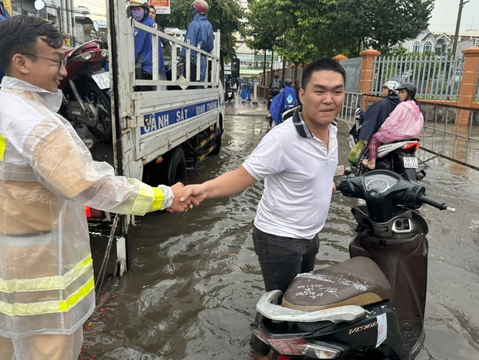 CSGT TP.HCM dùng xe đặc chủng giúp người đi đường vượt điểm ngập CSGT TP.HCM dùng xe đặc chủng giúp người đi đường vượt điểm ngập