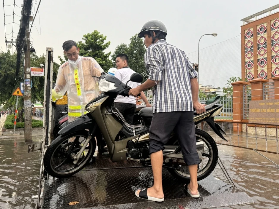 CSGT TP.HCM dùng xe đặc chủng giúp người đi đường vượt điểm ngập CSGT TP.HCM dùng xe đặc chủng giúp người đi đường vượt điểm ngập