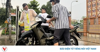 CSGT TP.HCM dùng xe đặc chủng giúp người đi đường vượt điểm ngập