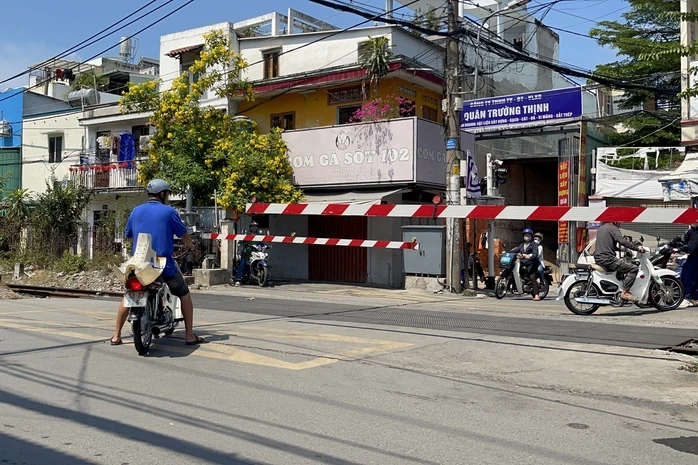 CSGT TPHCM mật phục ghi hình xe máy băng qua đường sắt, người vi phạm "hết chối" CSGT TPHCM mật phục ghi hình xe máy băng qua đường sắt, người vi phạm "hết chối"