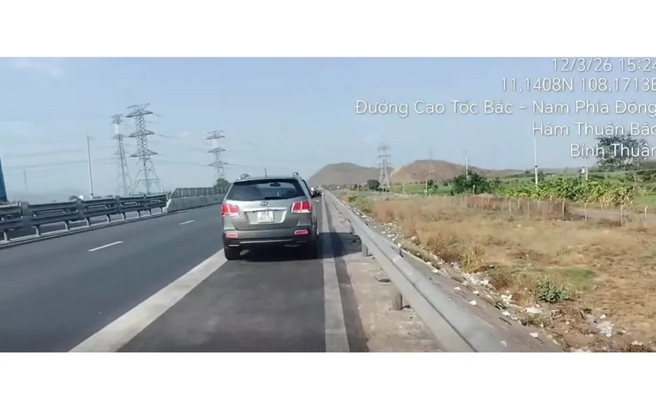 CSGT xử lý nhiều tài xế dừng xe sai quy định trên cao tốc Phan Thiết – Vĩnh Hảo CSGT xử lý nhiều tài xế dừng xe sai quy định trên cao tốc Phan Thiết – Vĩnh Hảo