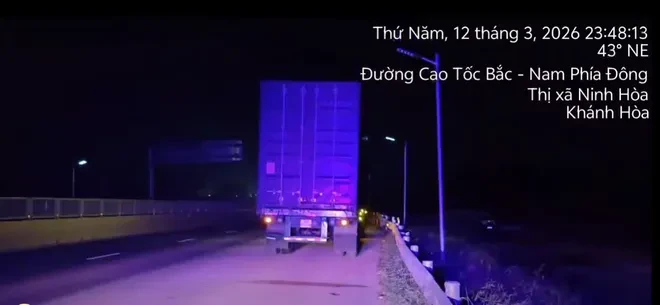 CSGT xử lý nhiều tài xế dừng xe sai quy định trên cao tốc Phan Thiết – Vĩnh Hảo CSGT xử lý nhiều tài xế dừng xe sai quy định trên cao tốc Phan Thiết – Vĩnh Hảo