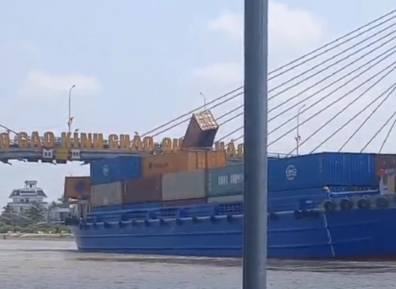 CSGT xử lý phương tiện làm rơi container xuống kênh Chợ Gạo CSGT xử lý phương tiện làm rơi container xuống kênh Chợ Gạo