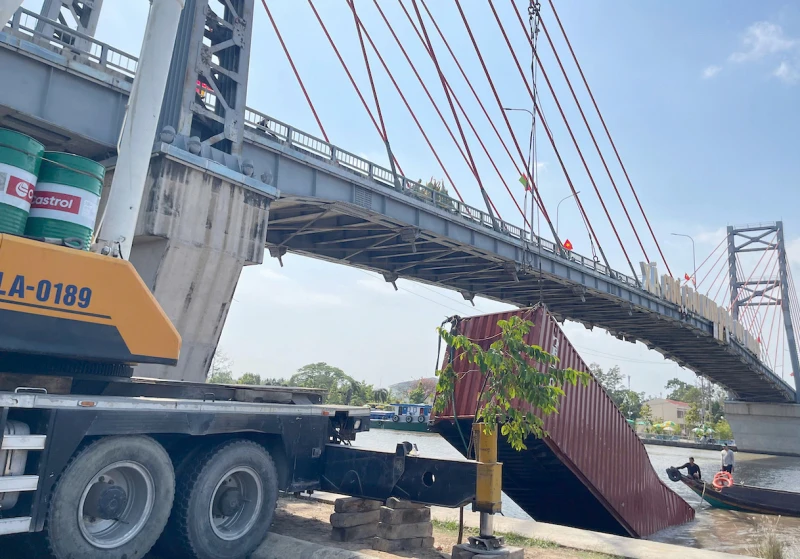 CSGT xử lý phương tiện làm rơi container xuống kênh Chợ Gạo CSGT xử lý phương tiện làm rơi container xuống kênh Chợ Gạo