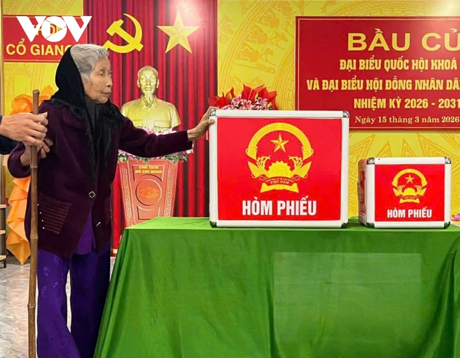 Cụ bà 116 tuổi tự tay bỏ phiếu trong ngày hội toàn dân bầu cử Cụ bà 116 tuổi tự tay bỏ phiếu trong ngày hội toàn dân bầu cử