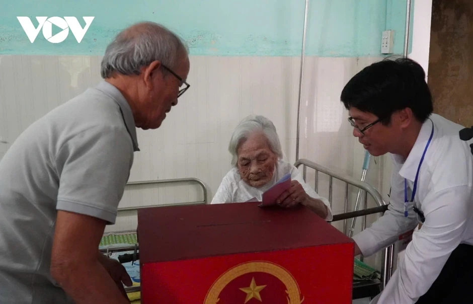 Cụ bà 116 tuổi tự tay bỏ phiếu trong ngày hội toàn dân bầu cử Cụ bà 116 tuổi tự tay bỏ phiếu trong ngày hội toàn dân bầu cử