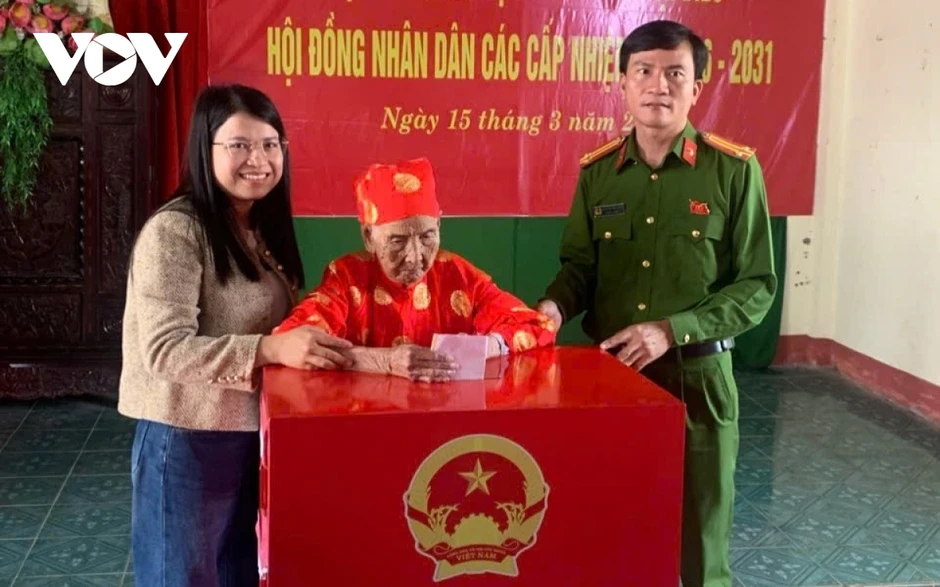 Cụ bà 116 tuổi tự tay bỏ phiếu trong ngày hội toàn dân bầu cử Cụ bà 116 tuổi tự tay bỏ phiếu trong ngày hội toàn dân bầu cử