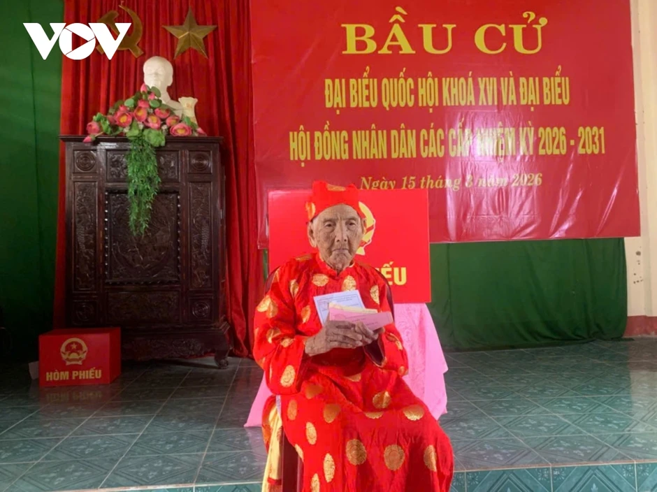 Cụ bà 116 tuổi tự tay bỏ phiếu trong ngày hội toàn dân bầu cử Cụ bà 116 tuổi tự tay bỏ phiếu trong ngày hội toàn dân bầu cử
