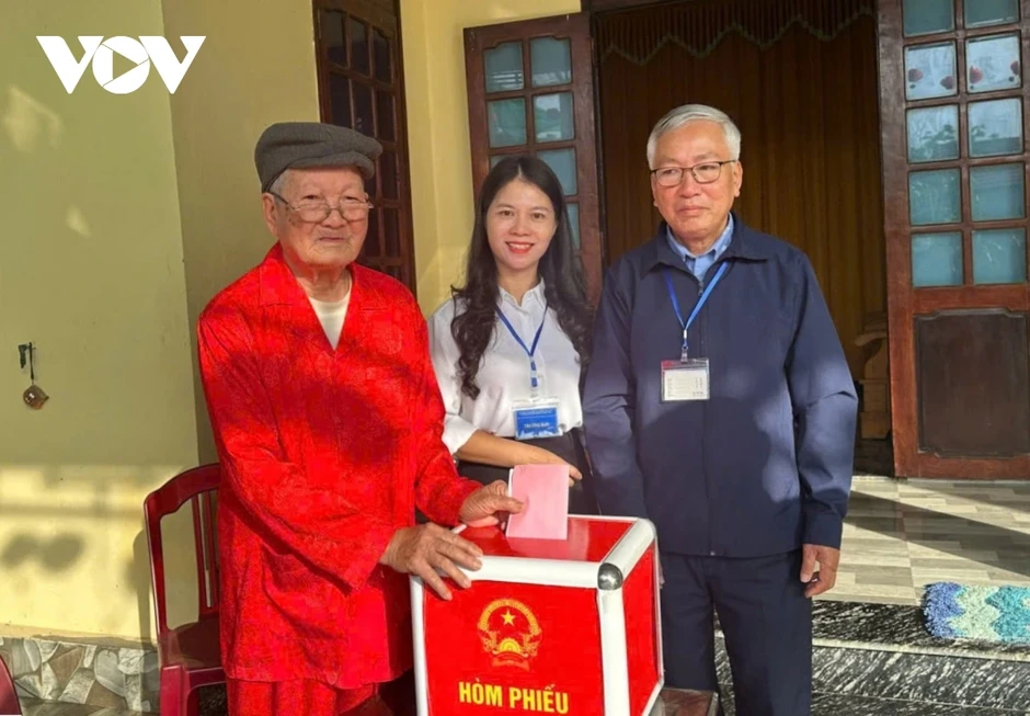 Cụ bà 116 tuổi tự tay bỏ phiếu trong ngày hội toàn dân bầu cử Cụ bà 116 tuổi tự tay bỏ phiếu trong ngày hội toàn dân bầu cử