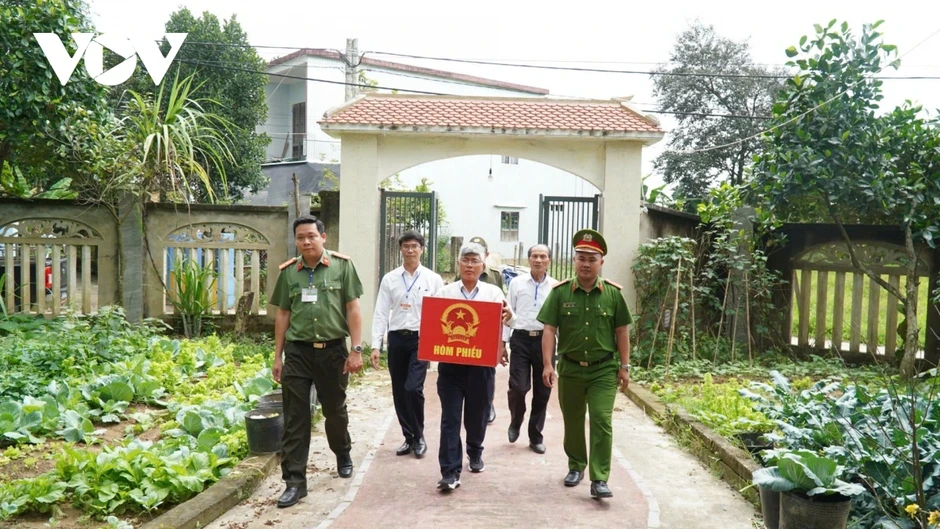 Cụ bà 116 tuổi tự tay bỏ phiếu trong ngày hội toàn dân bầu cử Cụ bà 116 tuổi tự tay bỏ phiếu trong ngày hội toàn dân bầu cử