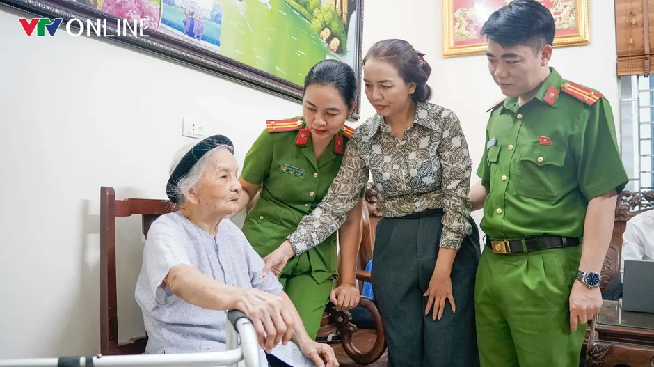 Cụ bà gần 80 tuổi khắc khoải mong đón anh trai liệt sĩ về với "đất mẹ" Cụ bà gần 80 tuổi khắc khoải mong đón anh trai liệt sĩ về với "đất mẹ"