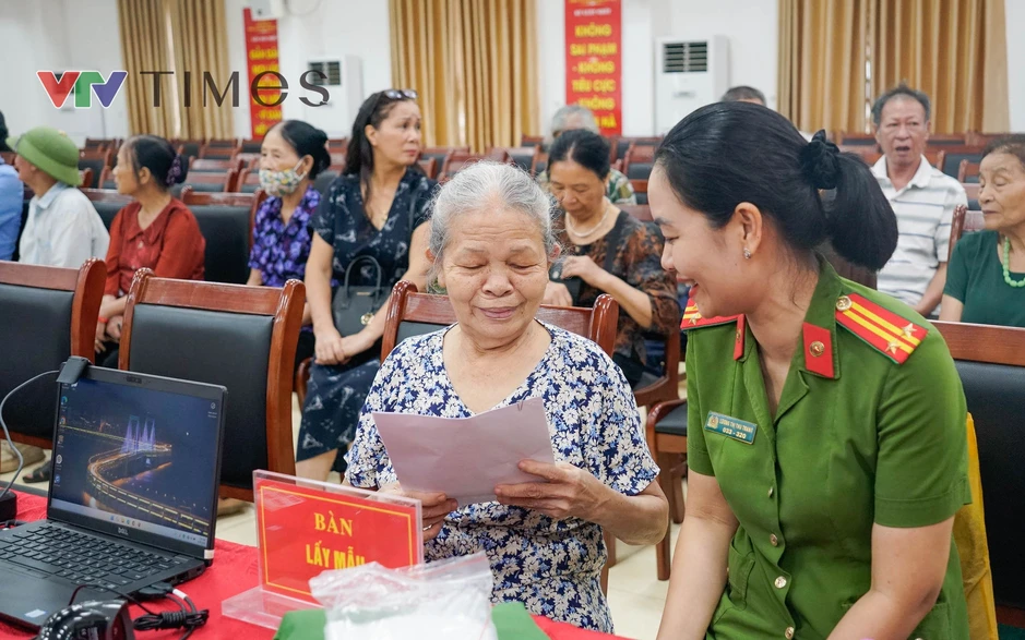 Cụ bà gần 80 tuổi khắc khoải mong đón anh trai liệt sĩ về với "đất mẹ" Cụ bà gần 80 tuổi khắc khoải mong đón anh trai liệt sĩ về với "đất mẹ"
