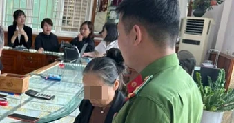 Cụ bà mang 19 chỉ vàng đi bán để chuyển tiền cho kẻ lừa đảo