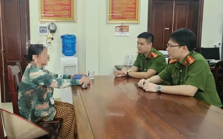 Cụ bà suýt mất tiền vì tin cuộc gọi giả danh công an Cụ bà suýt mất tiền vì tin cuộc gọi giả danh công an