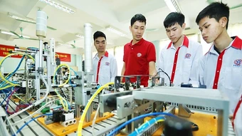 Cú huých tinh gọn mạng lưới trường học