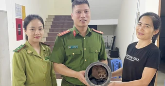 Cu li quý hiếm bò vào nhà dân ở Sơn La
