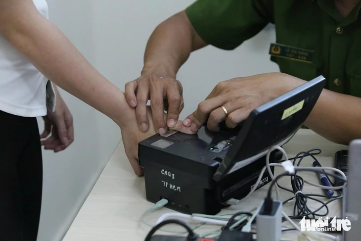 Cụ ông 77 tuổi vỡ òa khi lần đầu làm giấy khai sinh, căn cước Cụ ông 77 tuổi vỡ òa khi lần đầu làm giấy khai sinh, căn cước