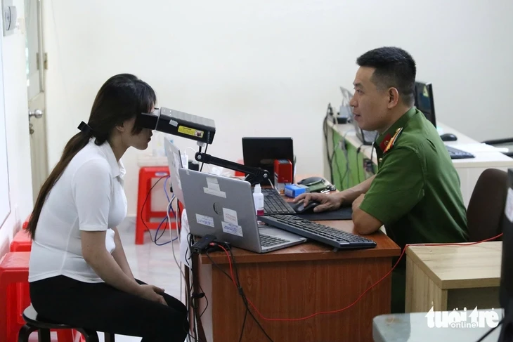 Cụ ông 77 tuổi vỡ òa khi lần đầu làm giấy khai sinh, căn cước Cụ ông 77 tuổi vỡ òa khi lần đầu làm giấy khai sinh, căn cước