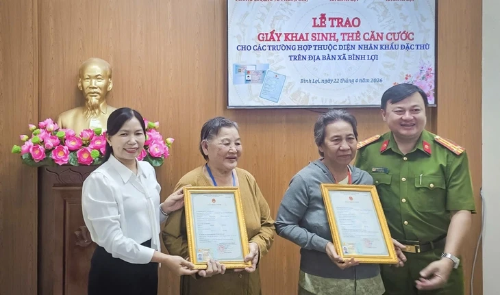 Cụ ông 77 tuổi vỡ òa khi lần đầu làm giấy khai sinh, căn cước Cụ ông 77 tuổi vỡ òa khi lần đầu làm giấy khai sinh, căn cước