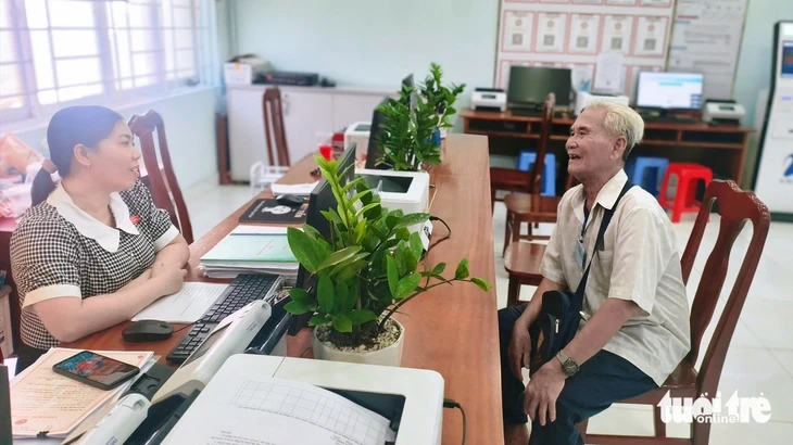 Cụ ông 77 tuổi vỡ òa khi lần đầu làm giấy khai sinh, căn cước Cụ ông 77 tuổi vỡ òa khi lần đầu làm giấy khai sinh, căn cước