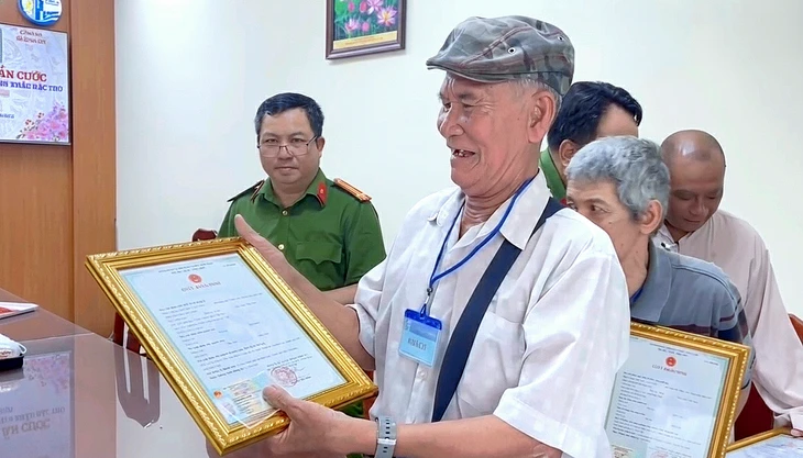 Cụ ông 77 tuổi vỡ òa khi lần đầu làm giấy khai sinh, căn cước Cụ ông 77 tuổi vỡ òa khi lần đầu làm giấy khai sinh, căn cước
