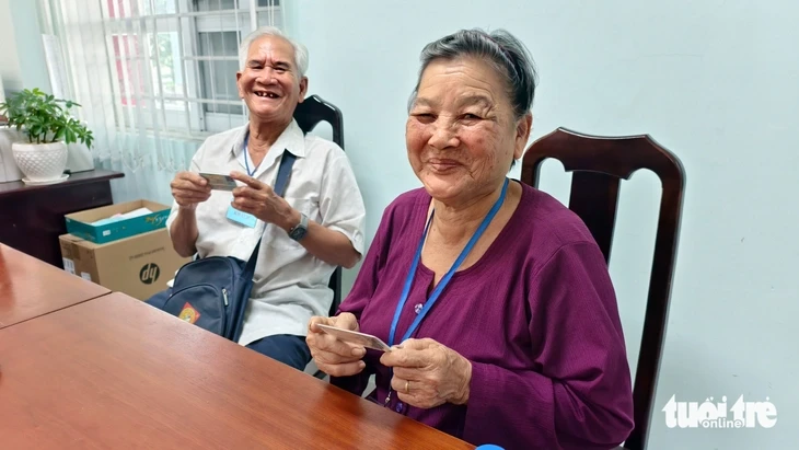 Cụ ông 77 tuổi vỡ òa khi lần đầu làm giấy khai sinh, căn cước Cụ ông 77 tuổi vỡ òa khi lần đầu làm giấy khai sinh, căn cước