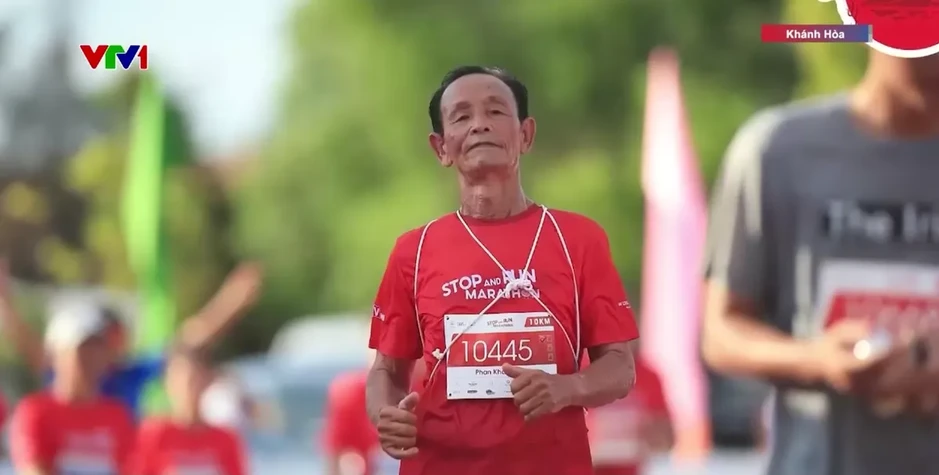 Cụ ông 80 tuổi bền bỉ chạy bộ, lan tỏa lối sống tích cực Cụ ông 80 tuổi bền bỉ chạy bộ, lan tỏa lối sống tích cực