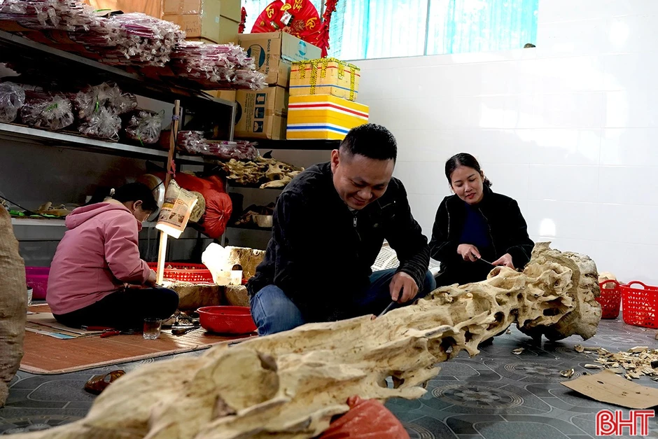 Cụ ông 98 tuổi biến khối gỗ mục làm củi thành "vàng", kiếm 200 tỷ mỗi năm cho vùng rốn lũ miền Trung Cụ ông 98 tuổi biến khối gỗ mục làm củi thành "vàng", kiếm 200 tỷ mỗi năm cho vùng rốn lũ miền Trung