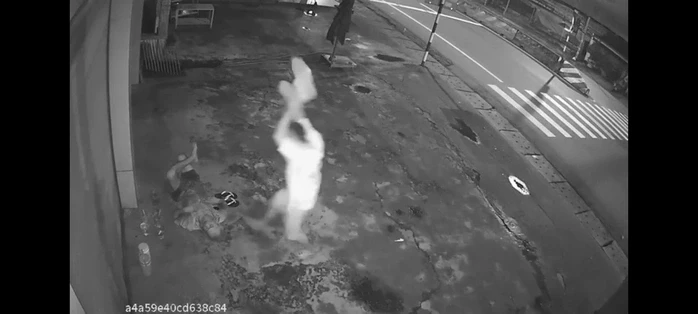 Cụ ông bán vé số dạo bị kẻ cướp đánh đập dã man