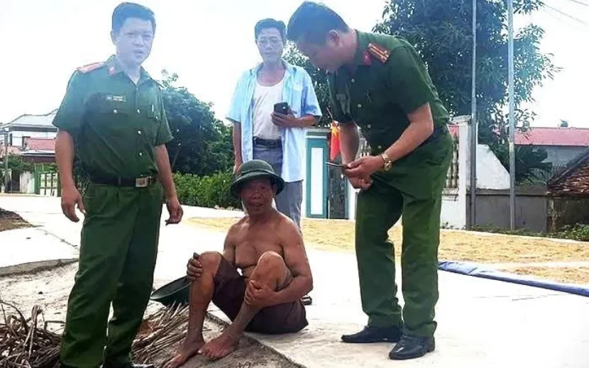 Cụ ông đi lạc nhiều giờ được Công an xã đưa về nhà an toàn Cụ ông đi lạc nhiều giờ được Công an xã đưa về nhà an toàn
