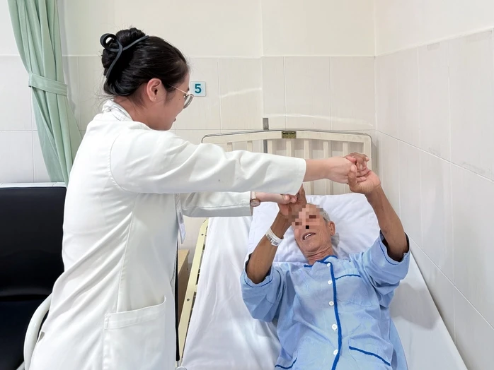 Cụ ông ở Cần Thơ thoát chết nhờ được đưa đến bệnh viện trong “giờ vàng” Cụ ông ở Cần Thơ thoát chết nhờ được đưa đến bệnh viện trong “giờ vàng”