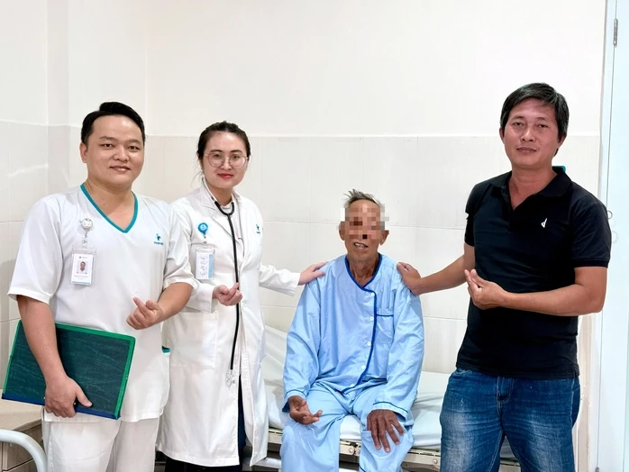 Cụ ông ở Cần Thơ thoát chết nhờ được đưa đến bệnh viện trong “giờ vàng” Cụ ông ở Cần Thơ thoát chết nhờ được đưa đến bệnh viện trong “giờ vàng”