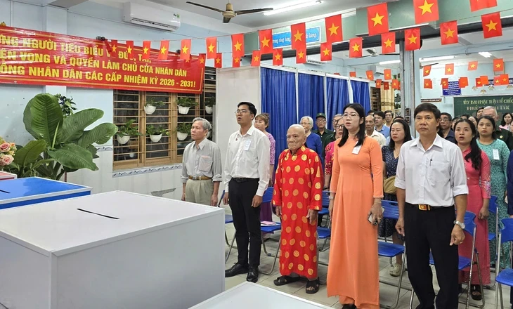Cụ ông ở TP.HCM 101 tuổi vẫn tự chạy xe máy đi bầu cử Cụ ông ở TP.HCM 101 tuổi vẫn tự chạy xe máy đi bầu cử