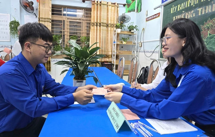 Cụ ông ở TP.HCM 101 tuổi vẫn tự chạy xe máy đi bầu cử Cụ ông ở TP.HCM 101 tuổi vẫn tự chạy xe máy đi bầu cử