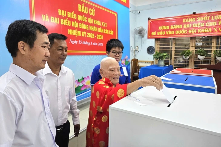 Cụ ông ở TP.HCM 101 tuổi vẫn tự chạy xe máy đi bầu cử Cụ ông ở TP.HCM 101 tuổi vẫn tự chạy xe máy đi bầu cử