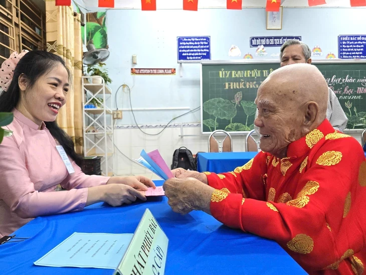 Cụ ông ở TP.HCM 101 tuổi vẫn tự chạy xe máy đi bầu cử Cụ ông ở TP.HCM 101 tuổi vẫn tự chạy xe máy đi bầu cử