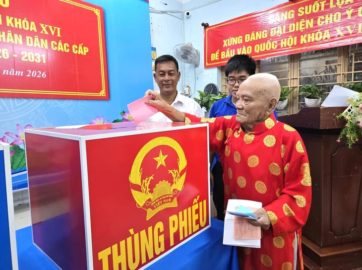 Cụ ông ở TP.HCM 101 tuổi vẫn tự chạy xe máy đi bầu cử Cụ ông ở TP.HCM 101 tuổi vẫn tự chạy xe máy đi bầu cử
