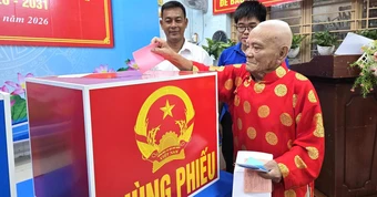 Cụ ông ở TP.HCM 101 tuổi vẫn tự chạy xe máy đi bầu cử