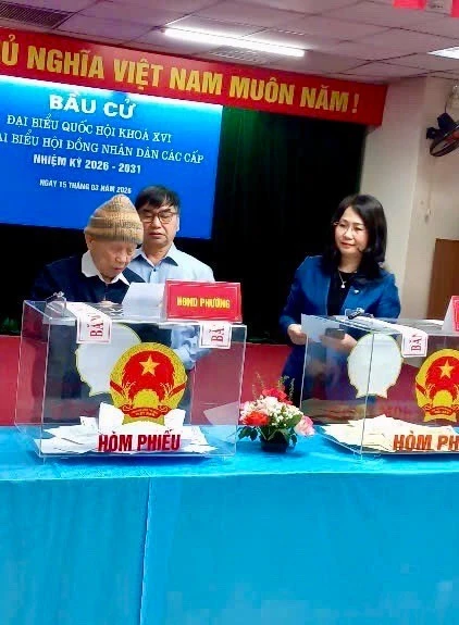 Cử tri 100 tuổi từng tham gia tất cả các kỳ bầu cử Quốc hội đi bỏ phiếu sớm Cử tri 100 tuổi từng tham gia tất cả các kỳ bầu cử Quốc hội đi bỏ phiếu sớm