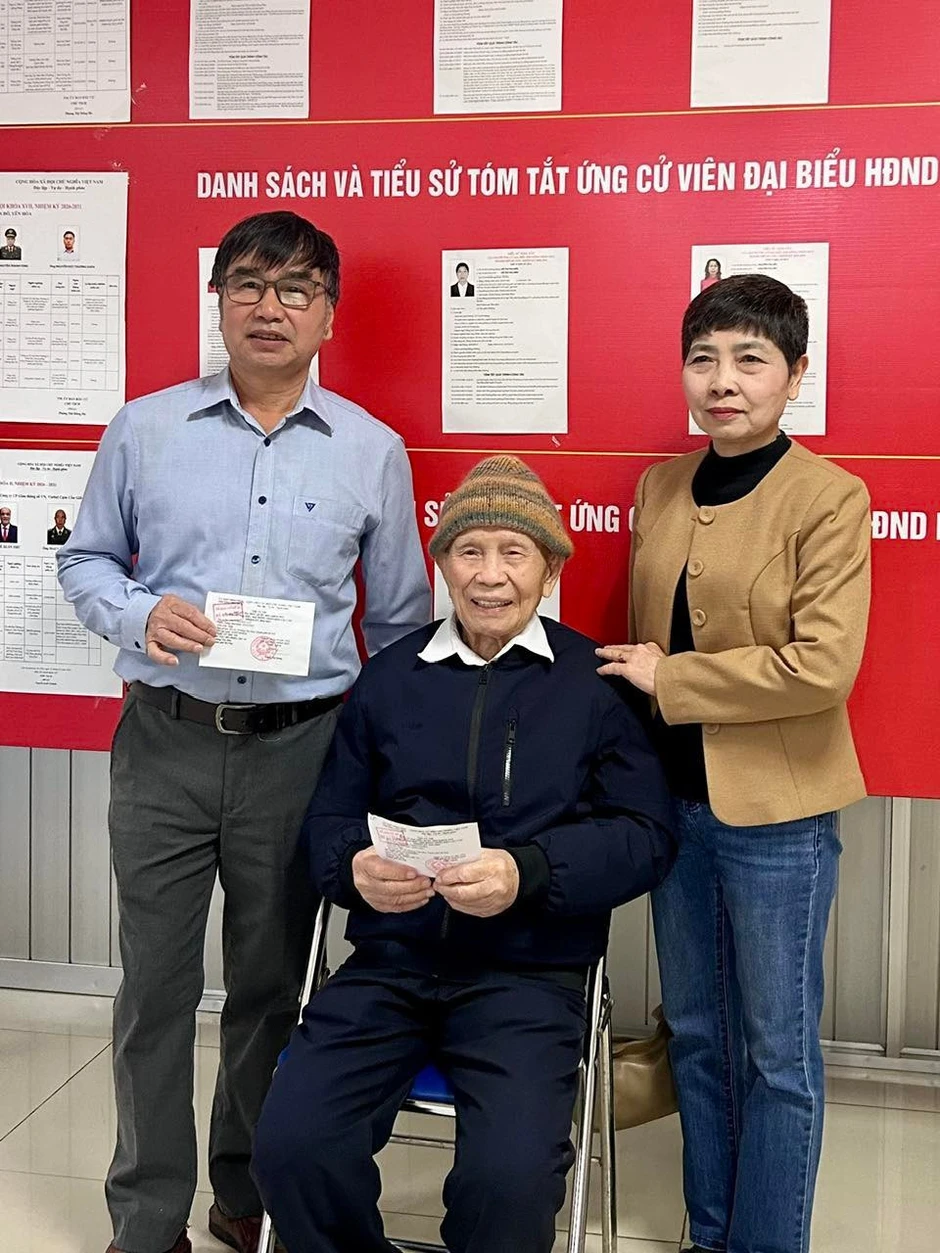 Cử tri 100 tuổi từng tham gia tất cả các kỳ bầu cử Quốc hội đi bỏ phiếu sớm Cử tri 100 tuổi từng tham gia tất cả các kỳ bầu cử Quốc hội đi bỏ phiếu sớm