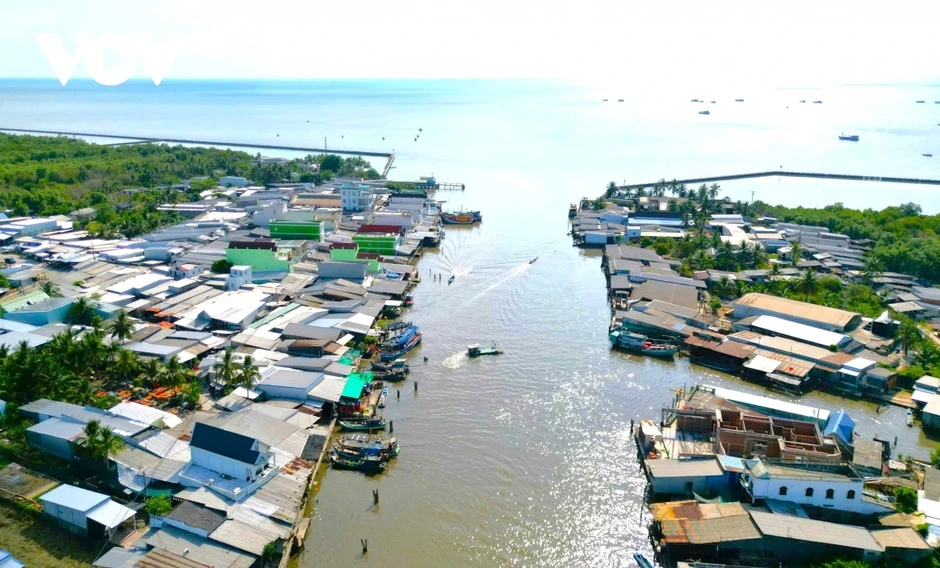 Cửa biển Khánh Hội bồi lắng: Ngư dân “mua đường” ra biển Cửa biển Khánh Hội bồi lắng: Ngư dân “mua đường” ra biển